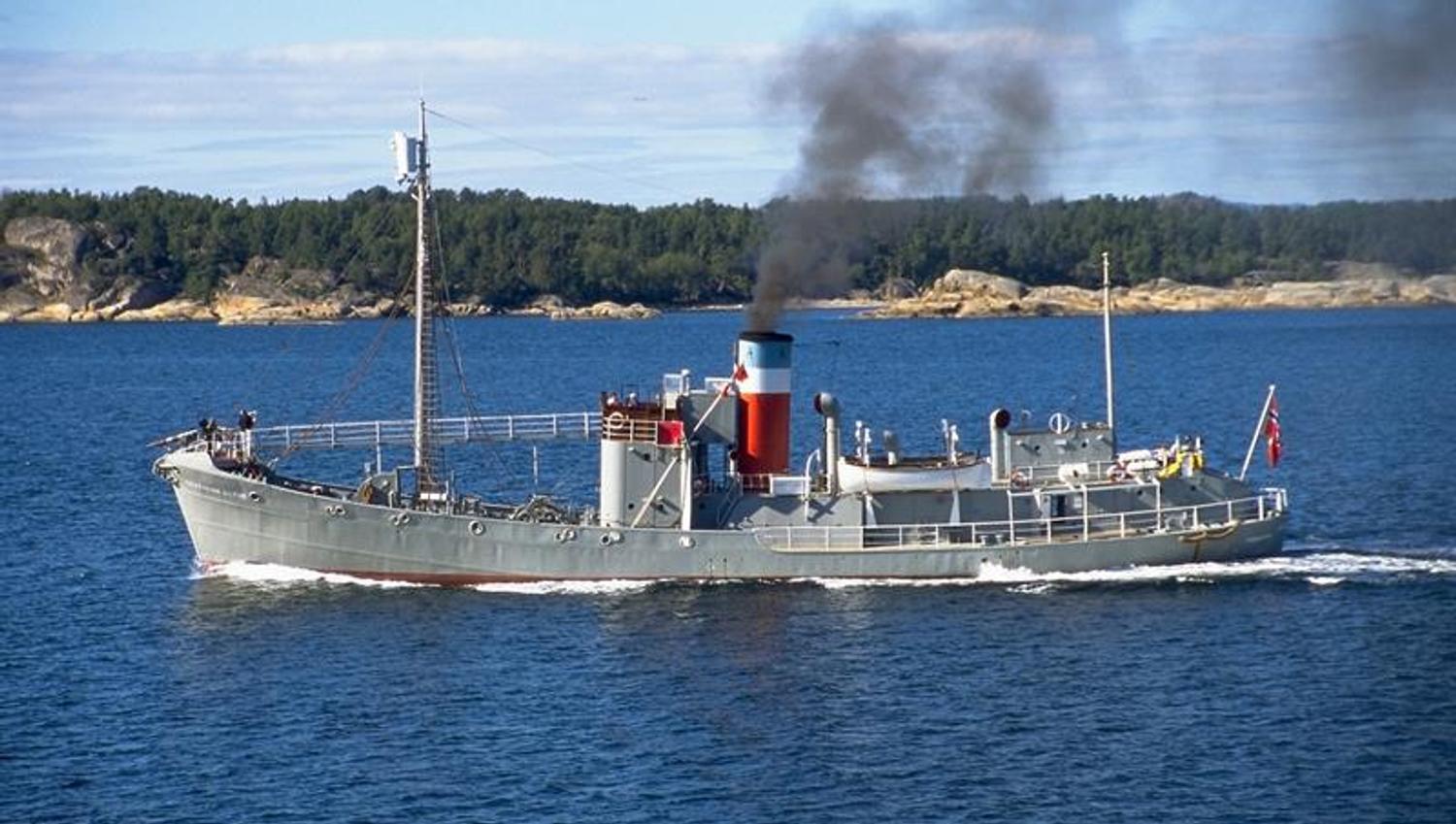 Hvalbåten Southern Actor på vei ut i fjorden