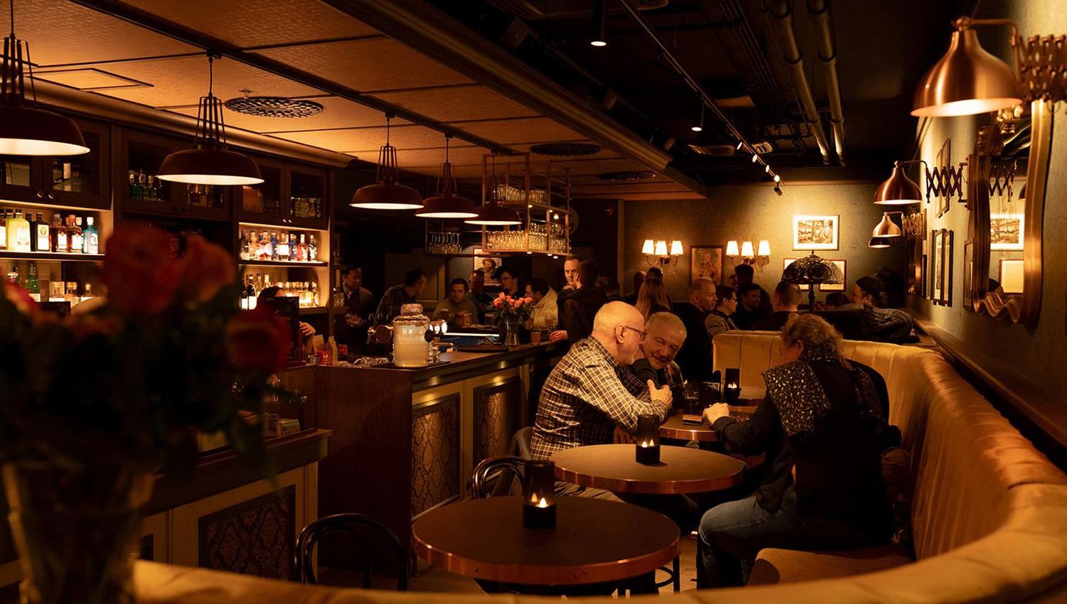 Innsiden av baren der det er flere personer