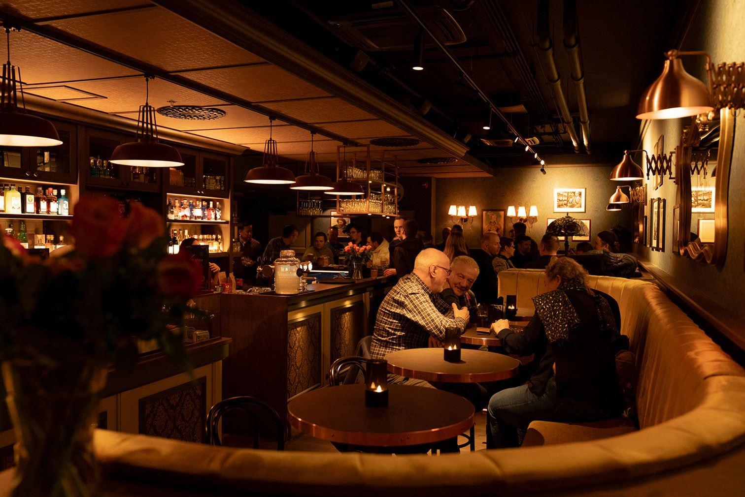 Innsiden av baren der det er flere personer