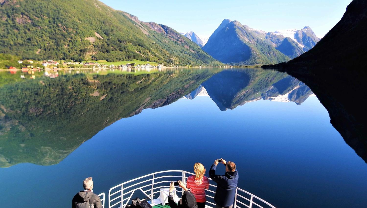 Fjord Cruise Fjærlandsfjord