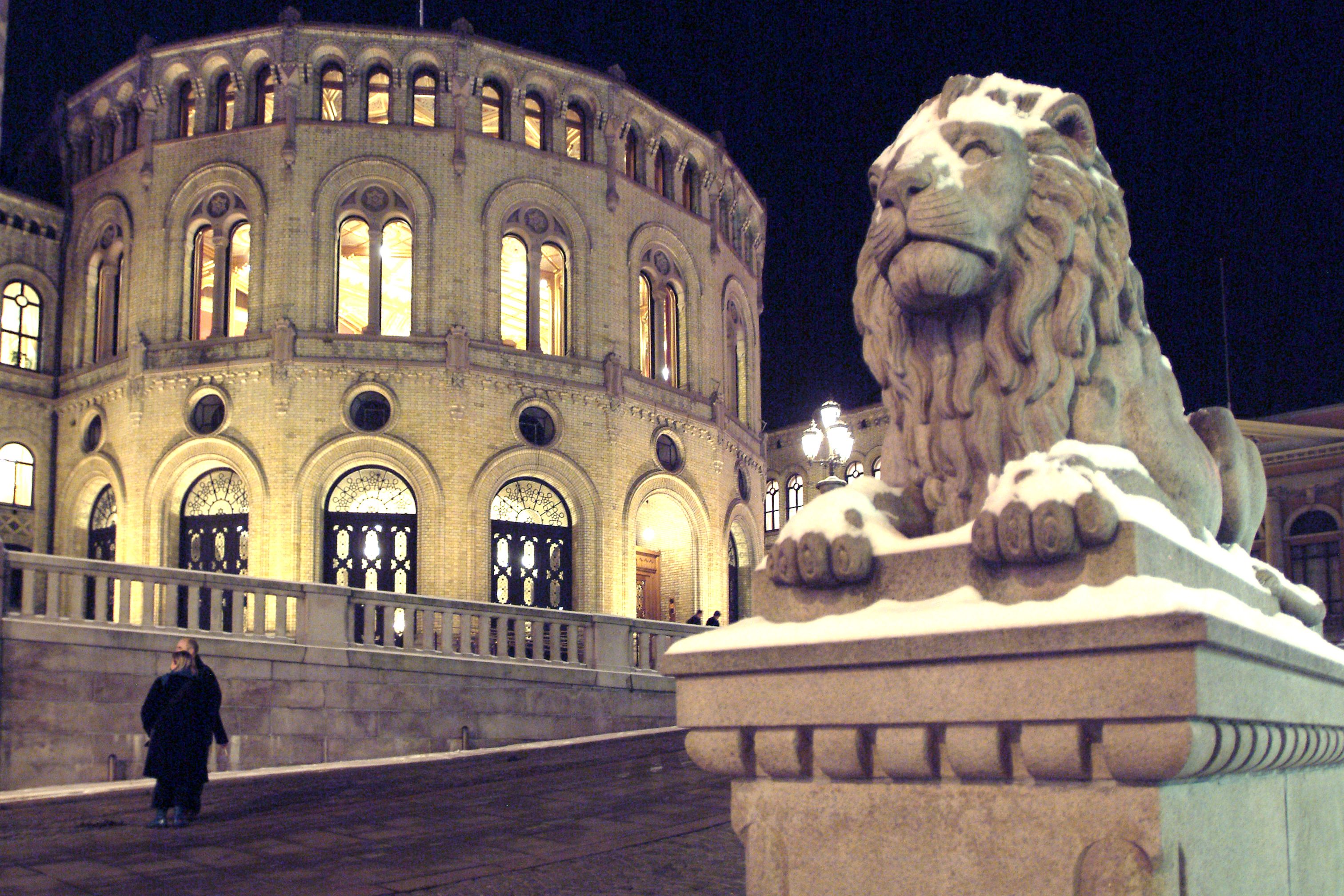 the lion statues on the so-called lion hill in front of the parliament