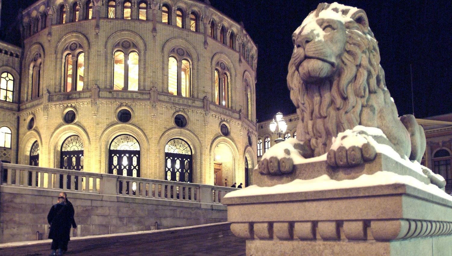 løvestatuene på løvebakken foran stortinget