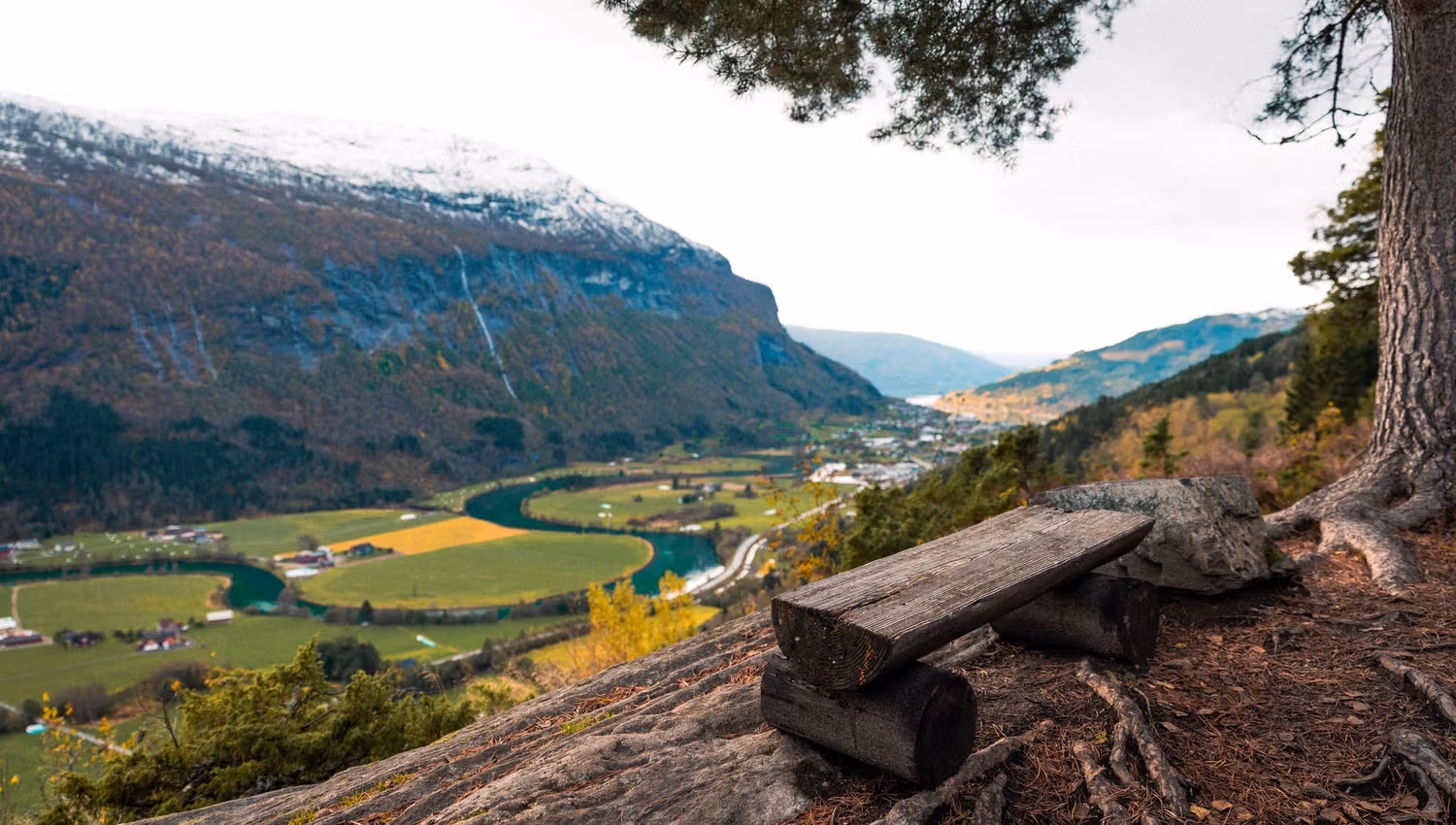 Utsikt frå Skuten i Stryn med panoramautsikt over Strynedalen og Stryneelva som slyngjer seg nedover dalen mot Stryn sentrum.