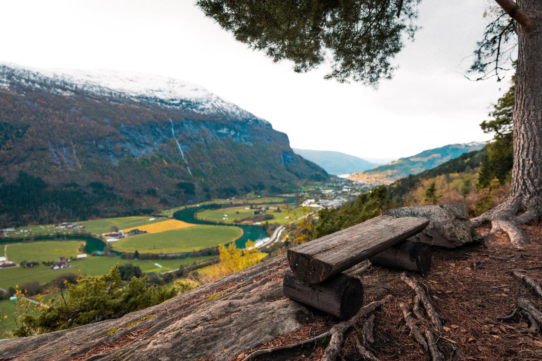 Utsikt frå Skuten i Stryn med panoramautsikt over Strynedalen og Stryneelva som slyngjer seg nedover dalen mot Stryn sentrum.