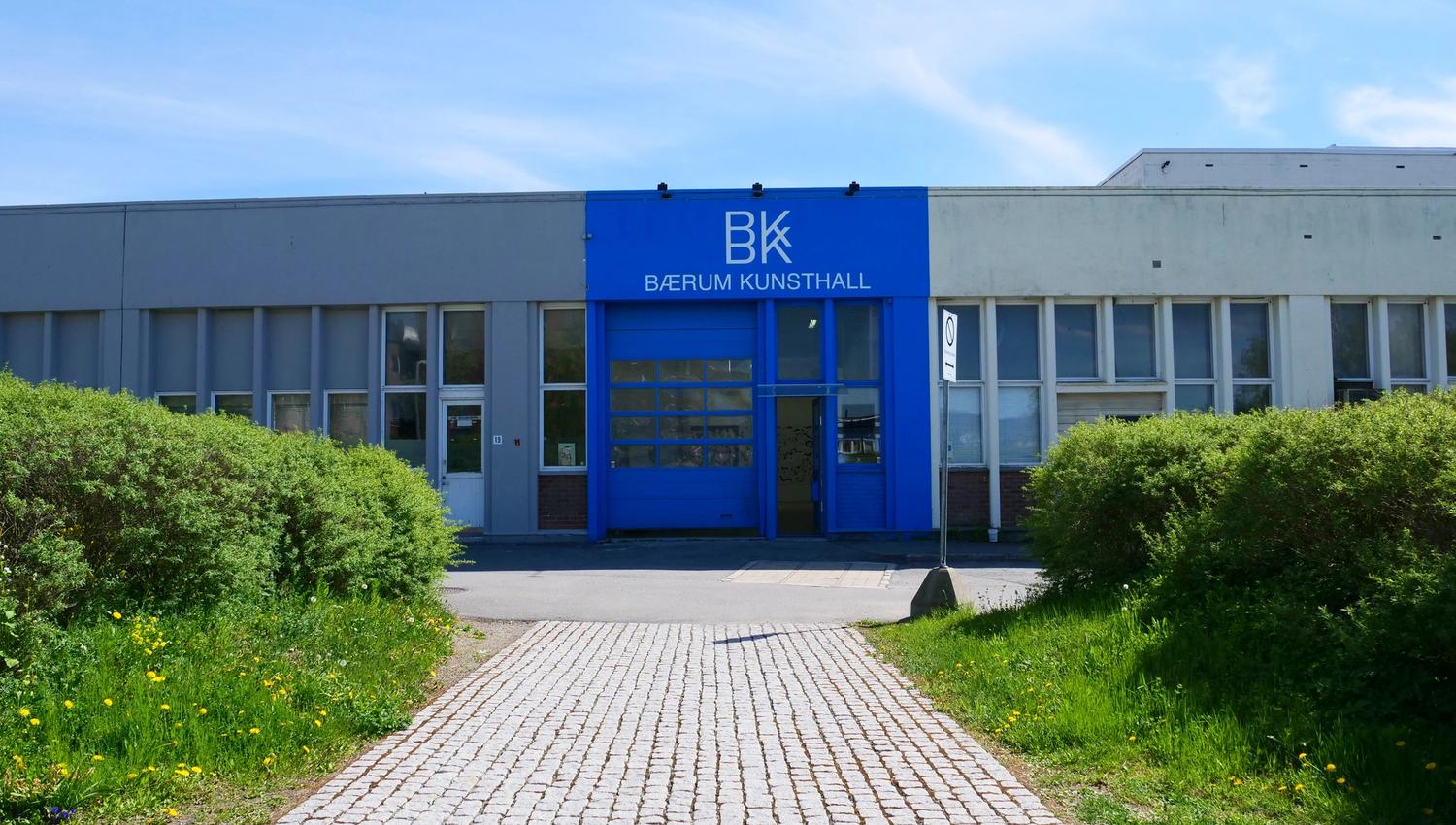 Blå fasade på bygg