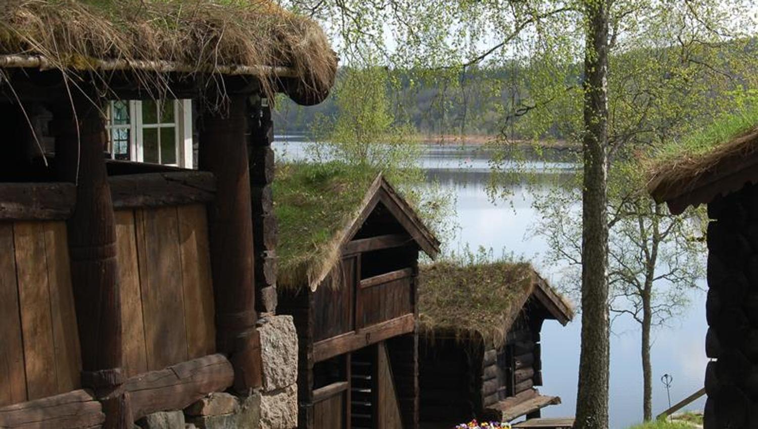 Gamle trehus ved nydelige Bogstadvannet.