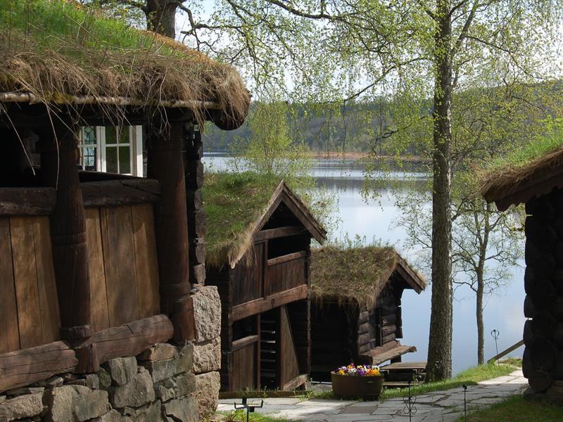 Gamle trehus ved nydelige Bogstadvannet.