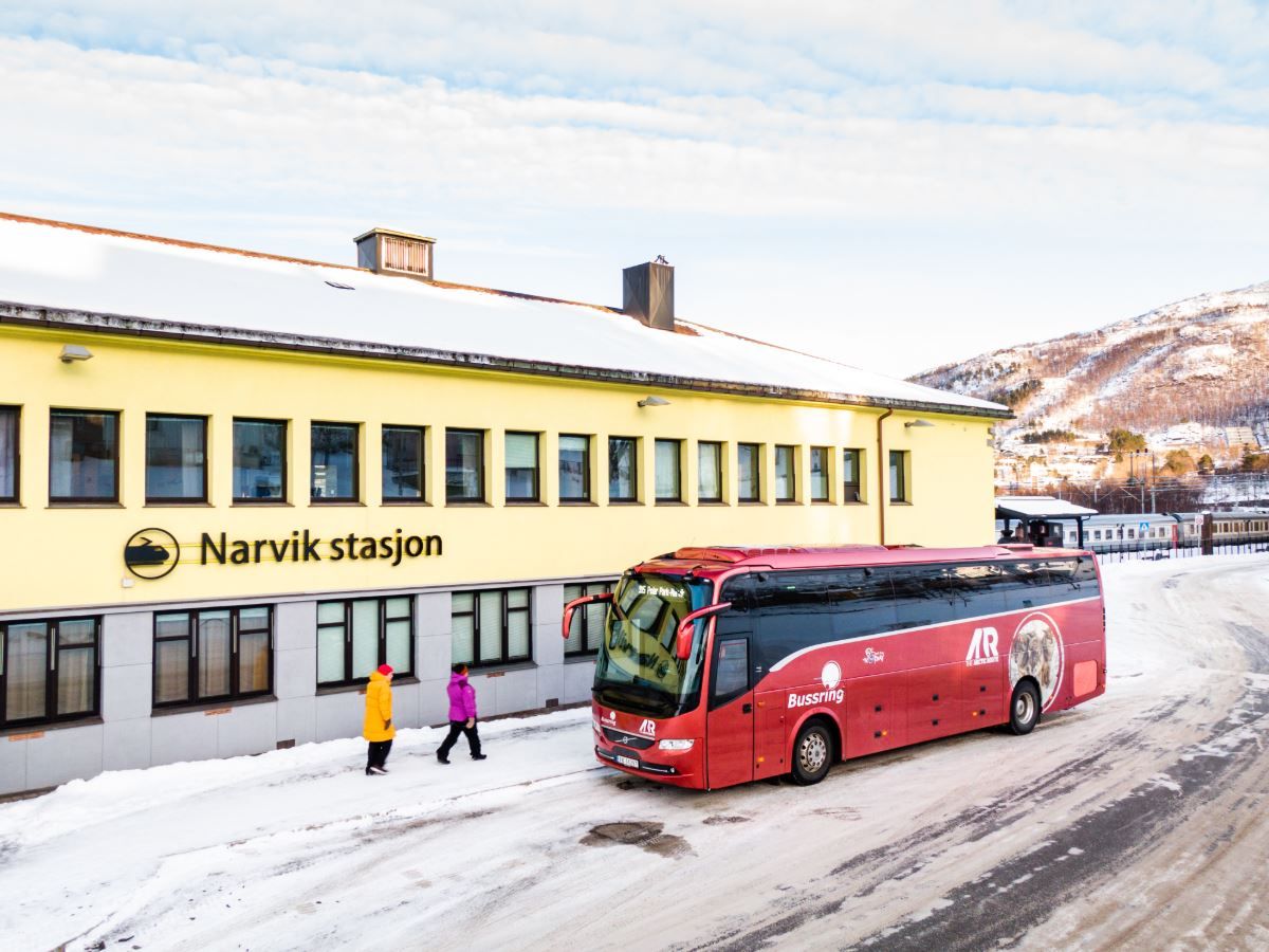 Arctic Route bussen utfor Narvik Togstasjon