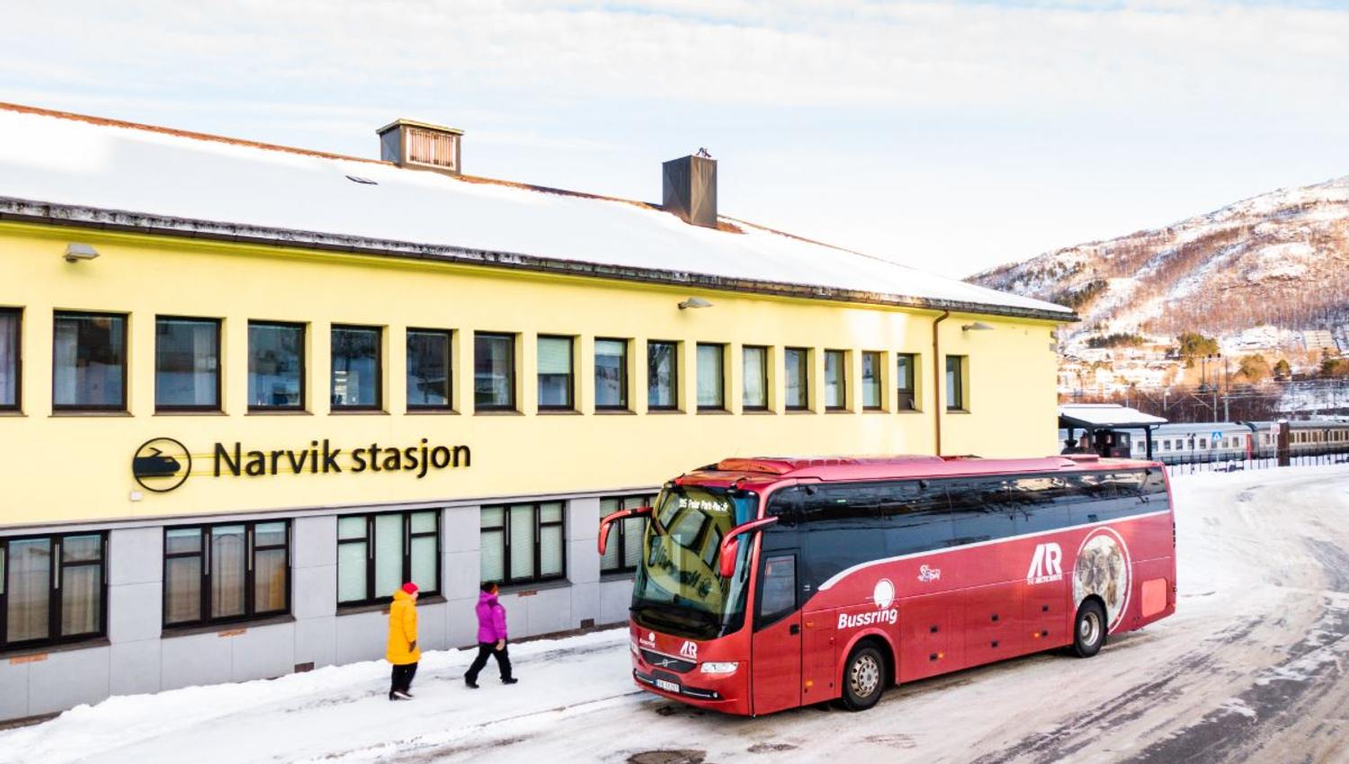 Arctic Route bussen utfor Narvik Togstasjon