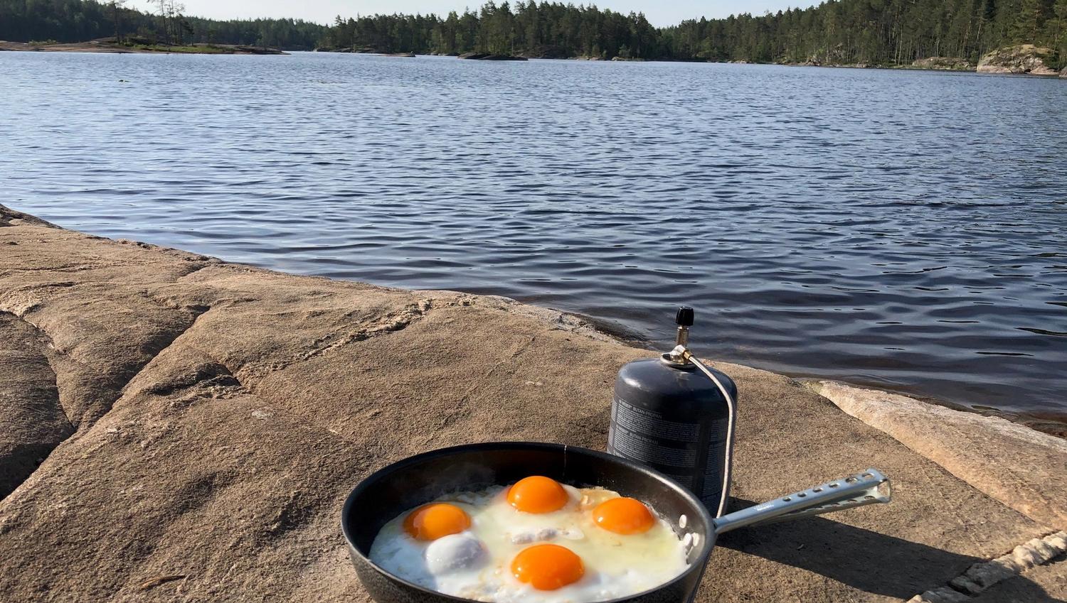 Breakfest by the water