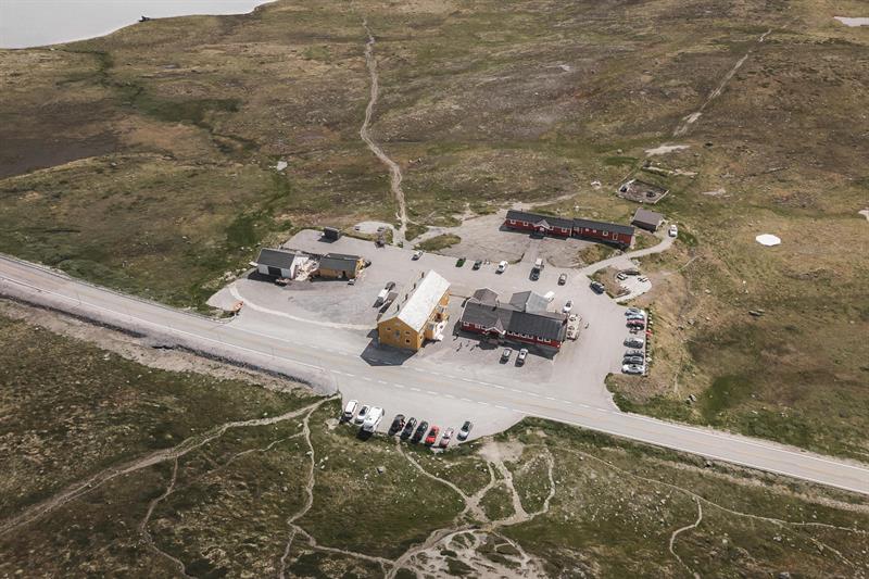 A droneshot of both the mountain lodges at Dyranut.