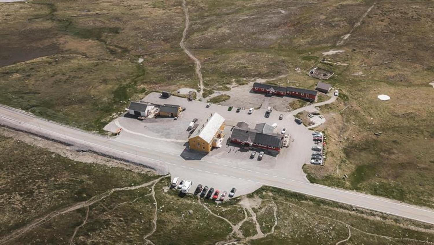 A droneshot of both the mountain lodges at Dyranut.