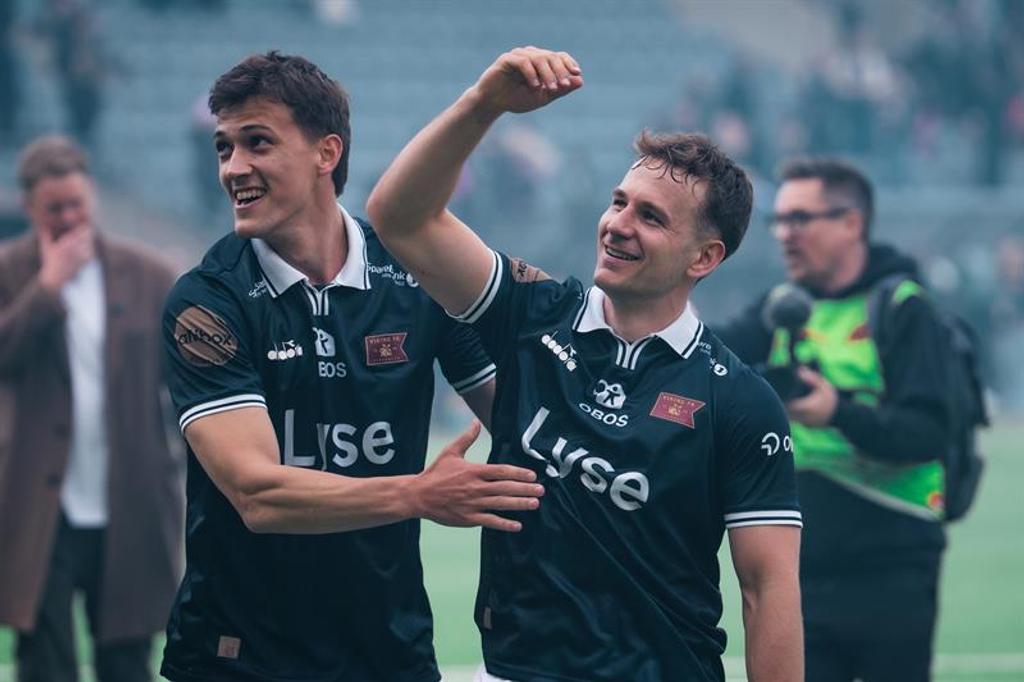 To Viking-spillere feirer en seier