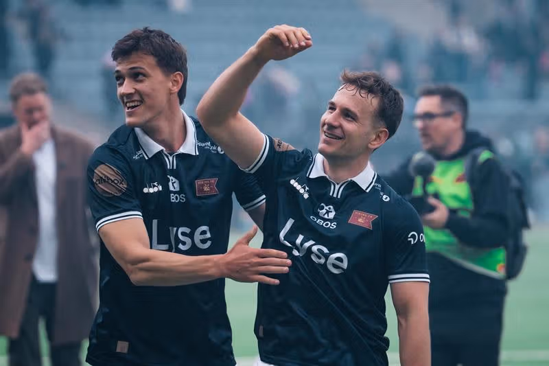 To Viking-spillere feirer en seier