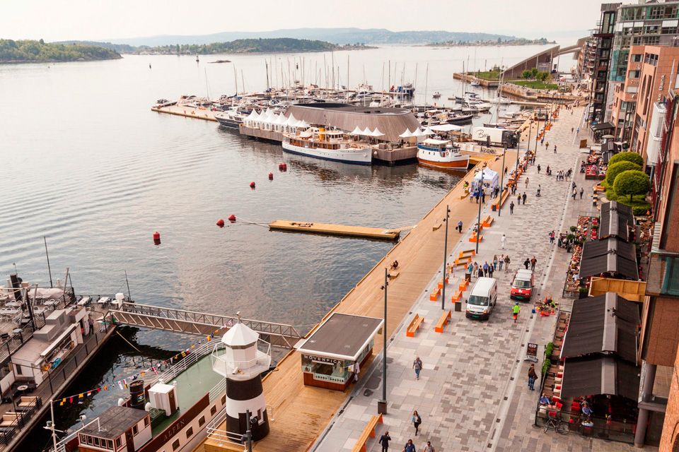 Bird's eye view of the pier and the promenade.