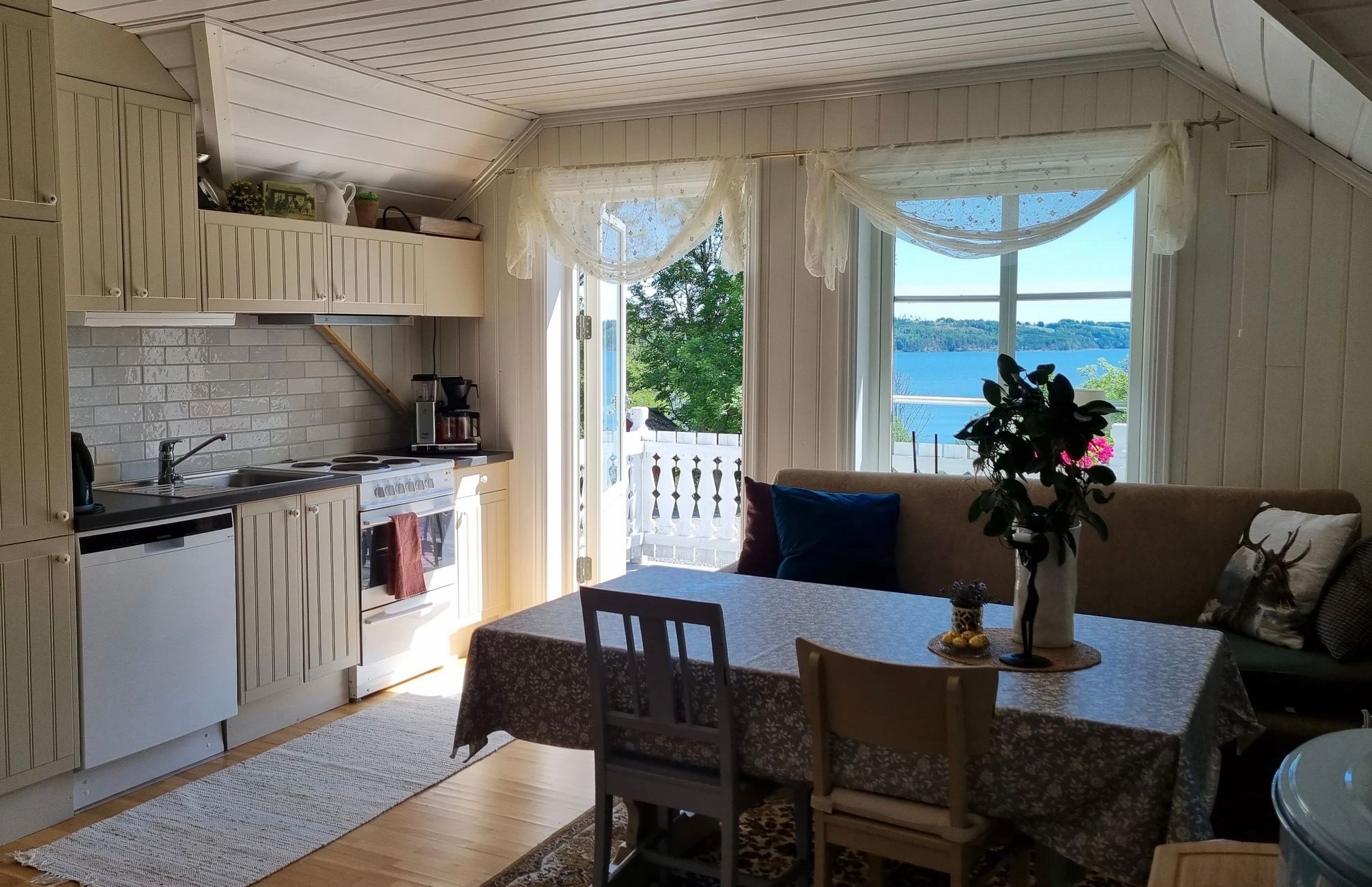 Interiør med utsikt over vann