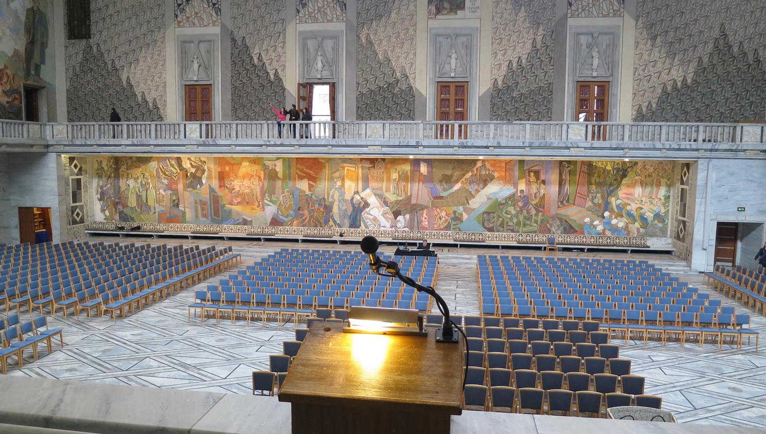 oslo rådhus klargjort til et arrangement med mange stoler rettet mot et podium