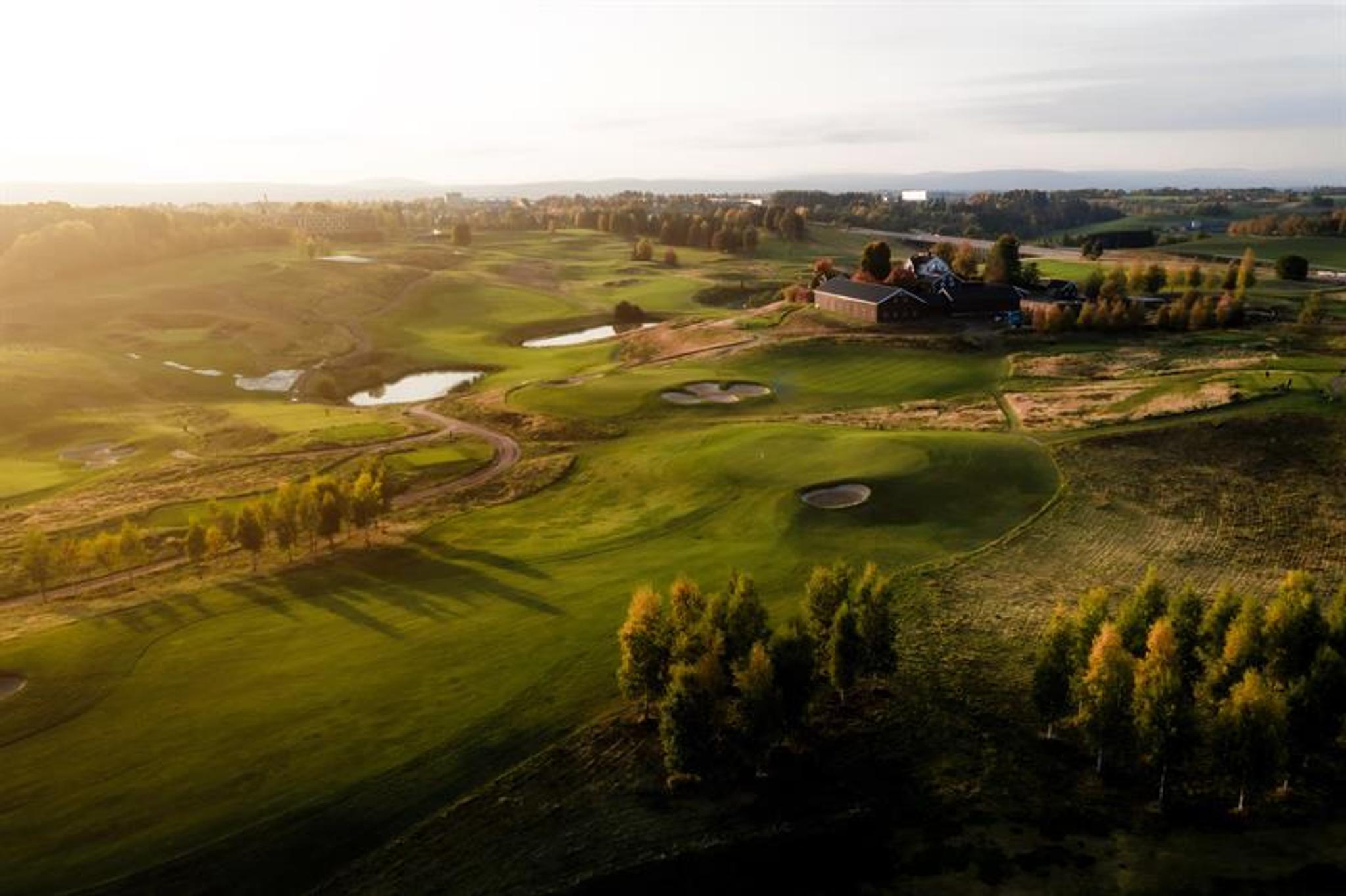 Golfbane i solnedgang