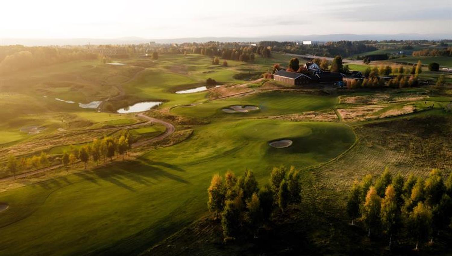 Golfbane i solnedgang