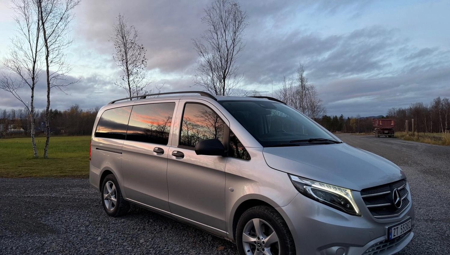Oppdag norsk natur i stil med denne elegante sølvfargede Mercedes varebilen. Perfekt for eventyr og komfortable turer i de vakre omgivelsene!