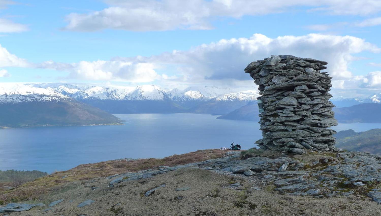 Haukåsfjellet mot sør - Varaldsøy og Gygrastolen. Foto: Karen Matthiessen