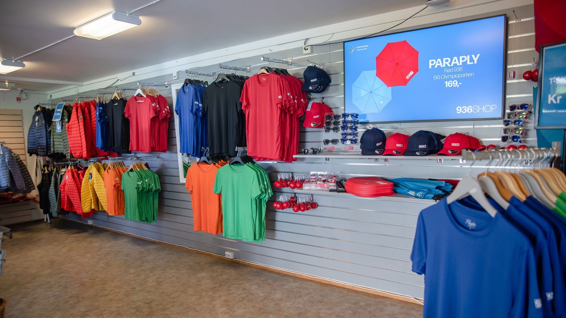 In 936 SHOP you will find ice cream, soft drinks, coffee, clothes, toys and souvenirs. In addition, you can buy our own 936 products which is a great 