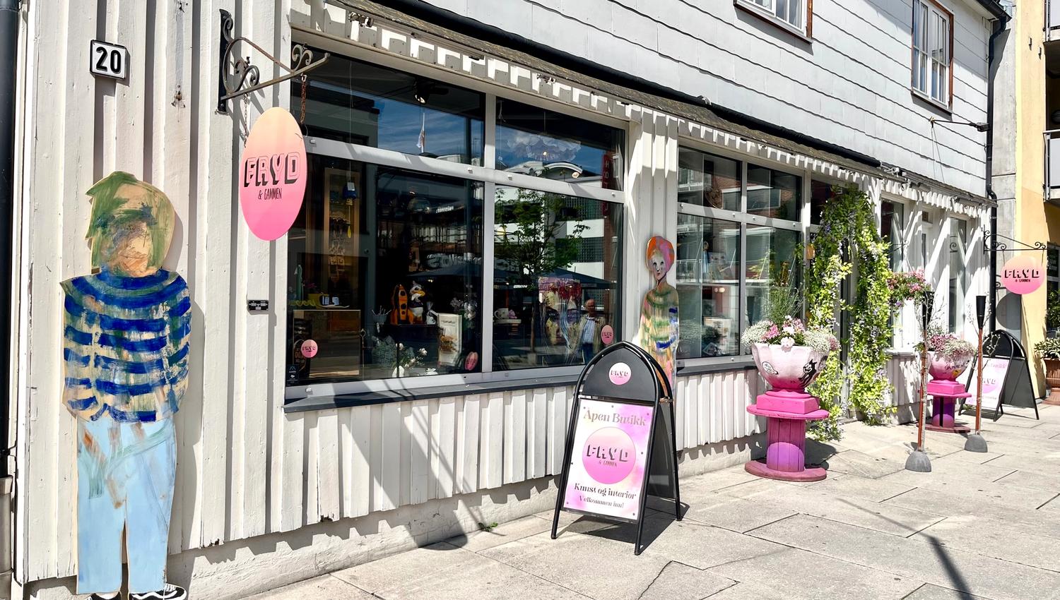 butikk med utstilling utenfor et grått hus