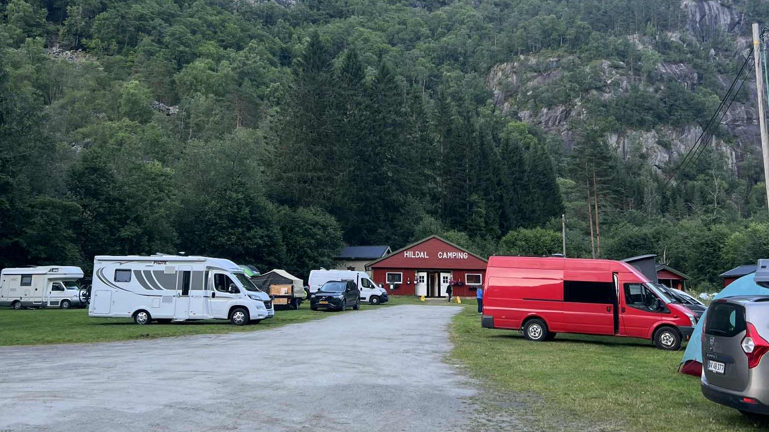 Hildal Camping med bubilar, telt og hytter mellom majestetiske fjell i Hardanger.