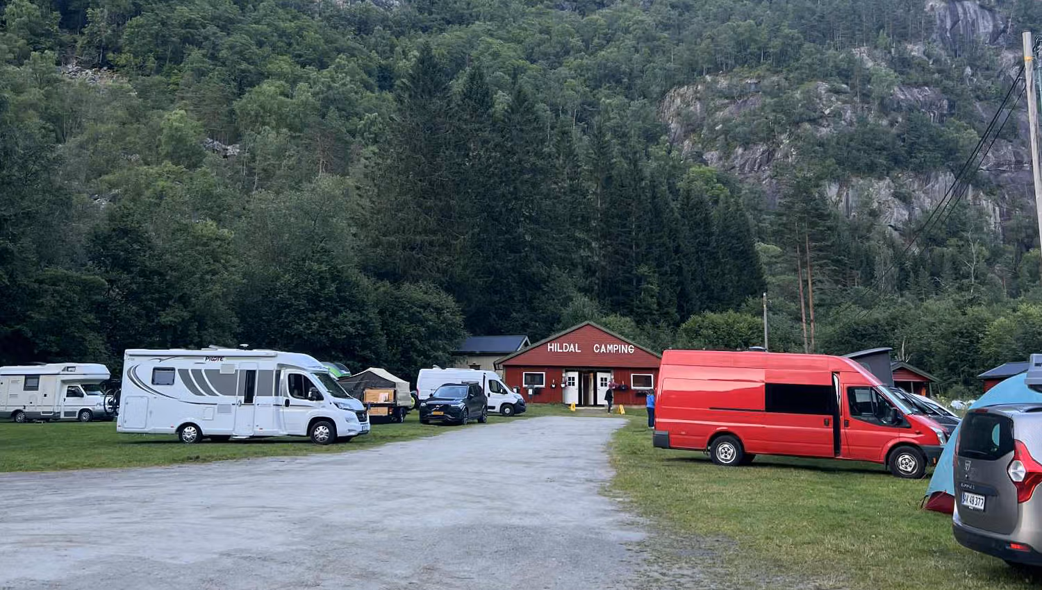 Hildal Camping mit Wohnmobilen, Zelten und Hütten zwischen majestätischen Bergen in Hardanger.