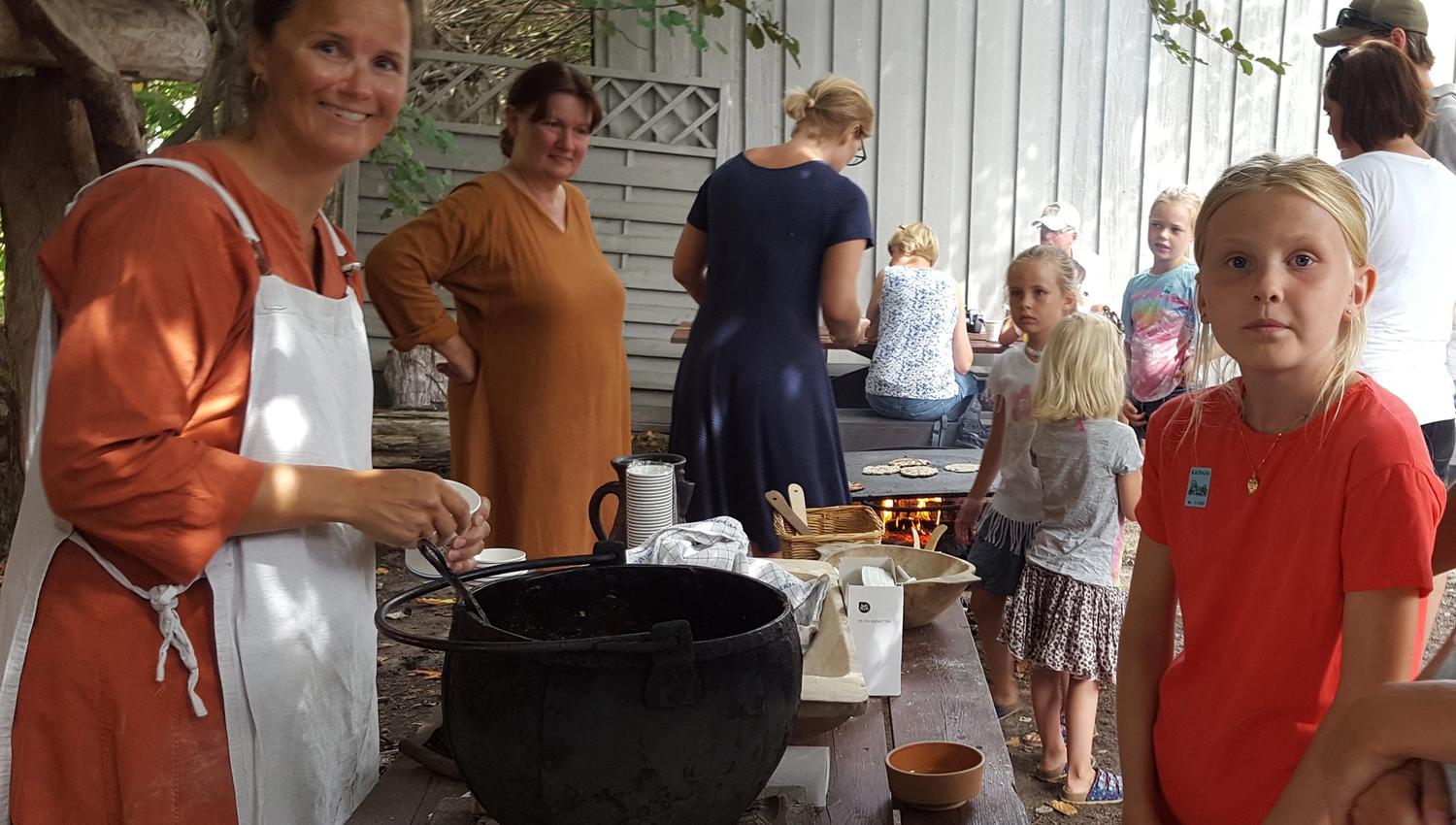 Her serveres det vikingsuppe til barn