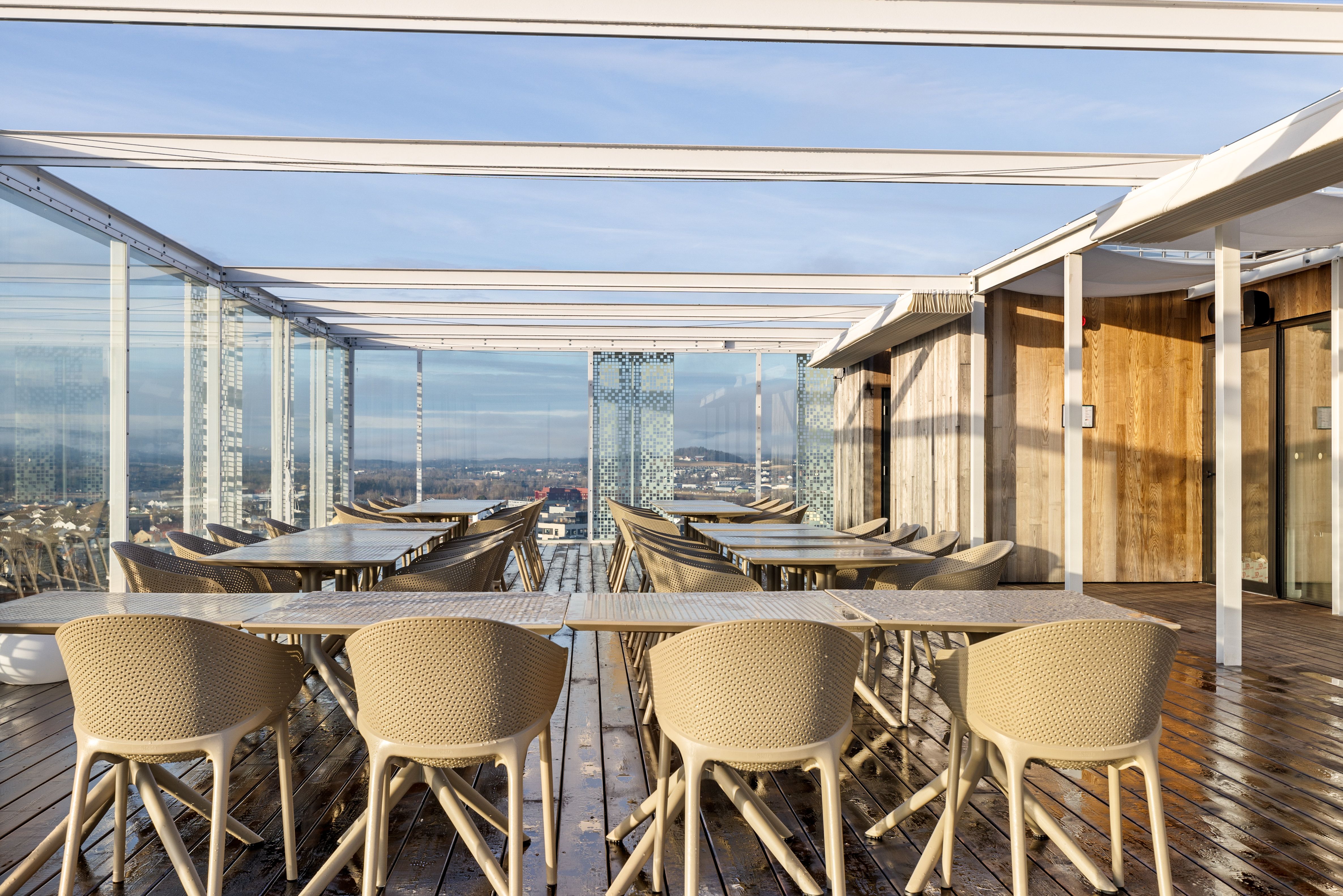 bord og stoler ute på en roof top terrasse