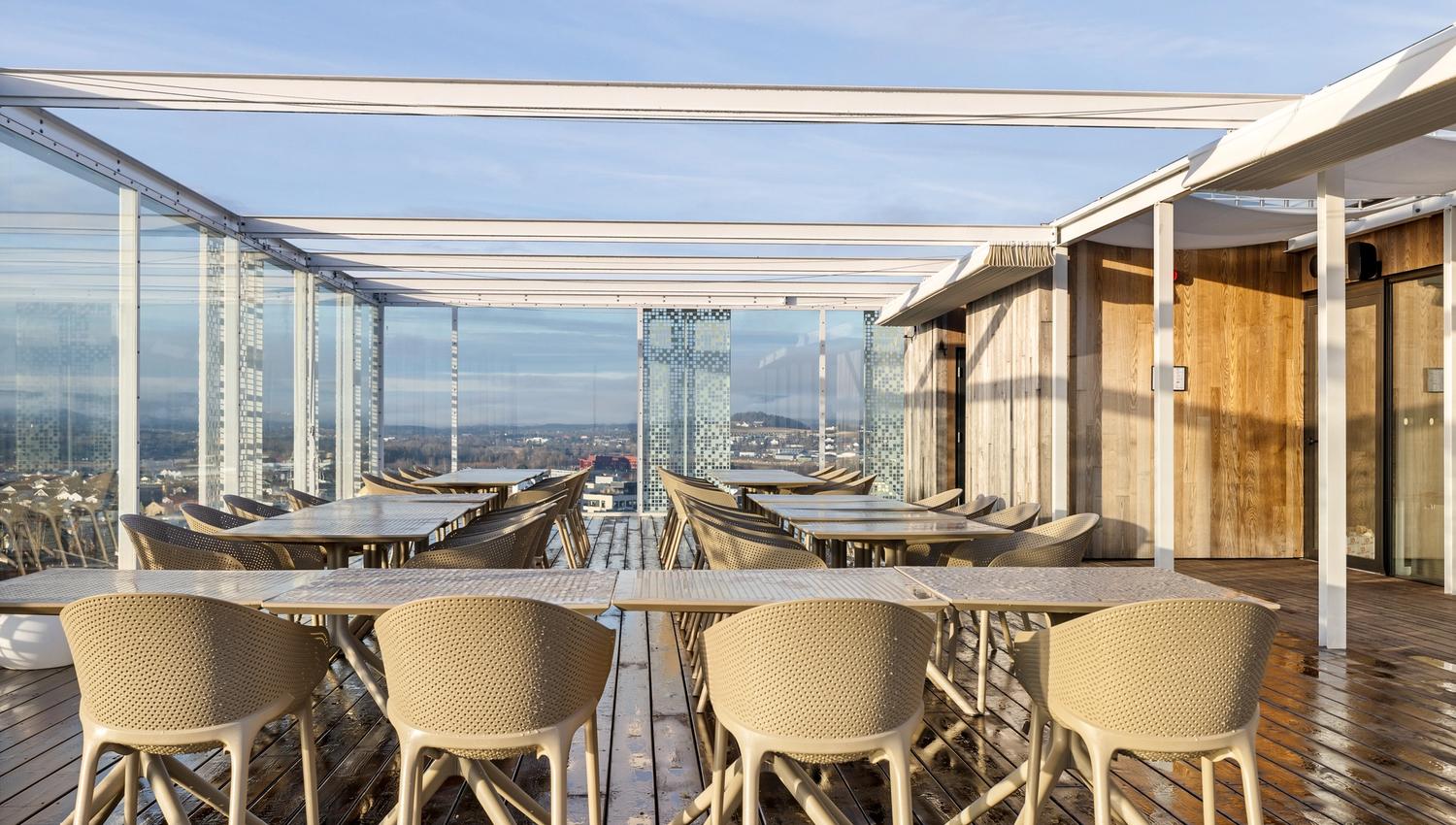 bord og stoler ute på en roof top terrasse