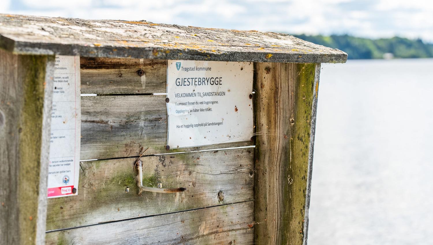 Ett gammlet skilt med gjestebrygge