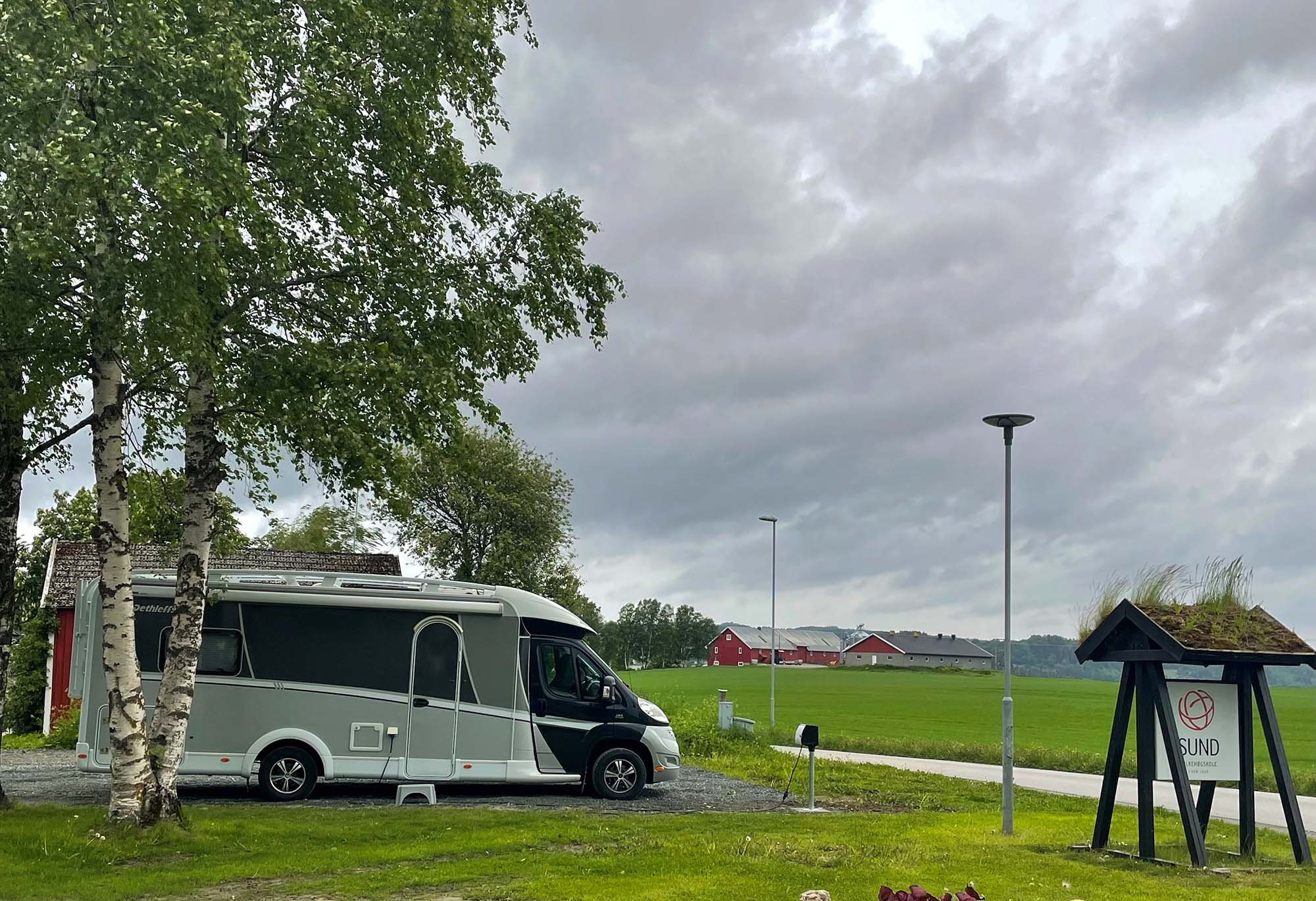 Bobil parkert i 1 av 3 oppstillingsplasser