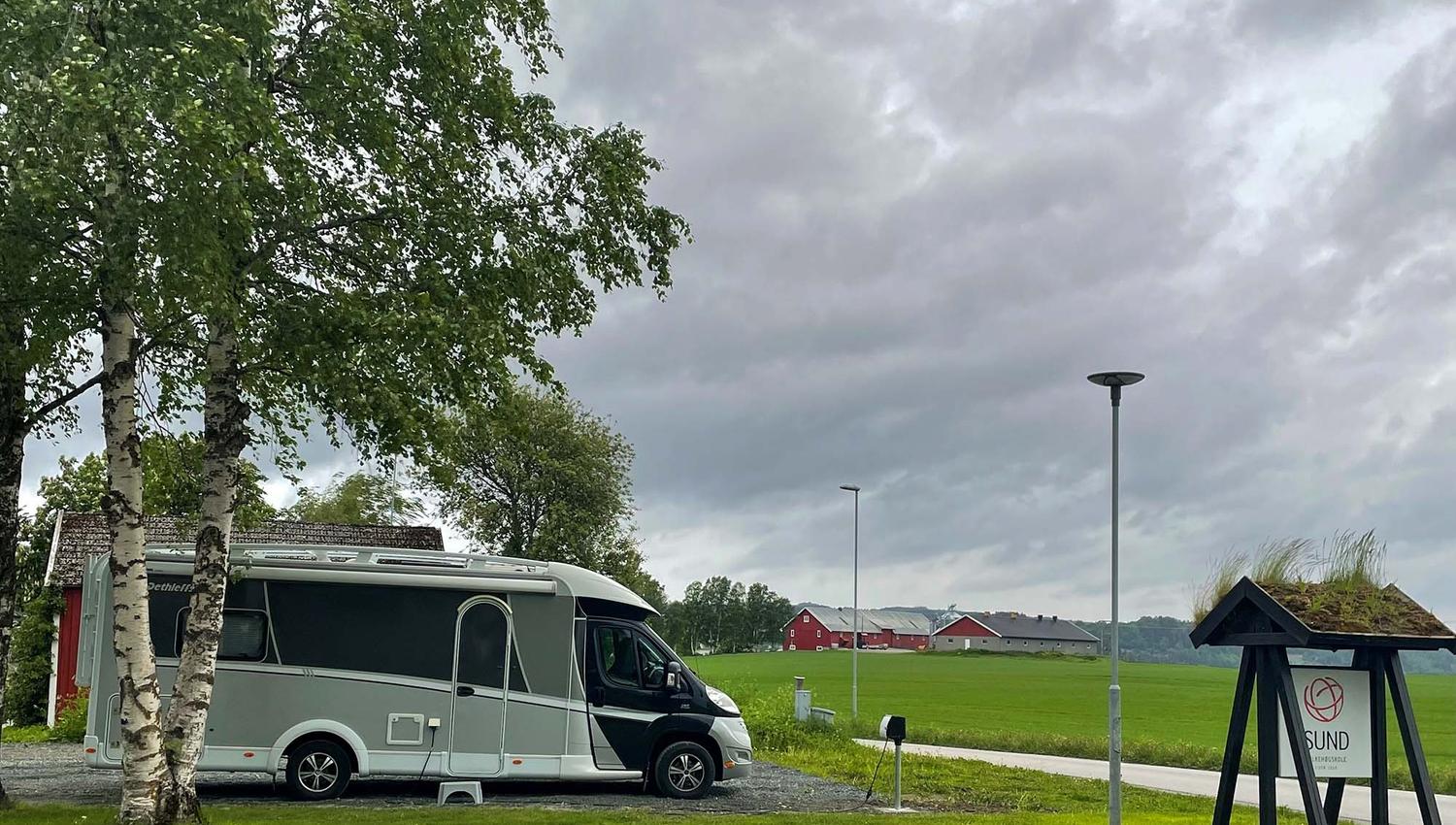 Bobil parkert i 1 av 3 oppstillingsplasser