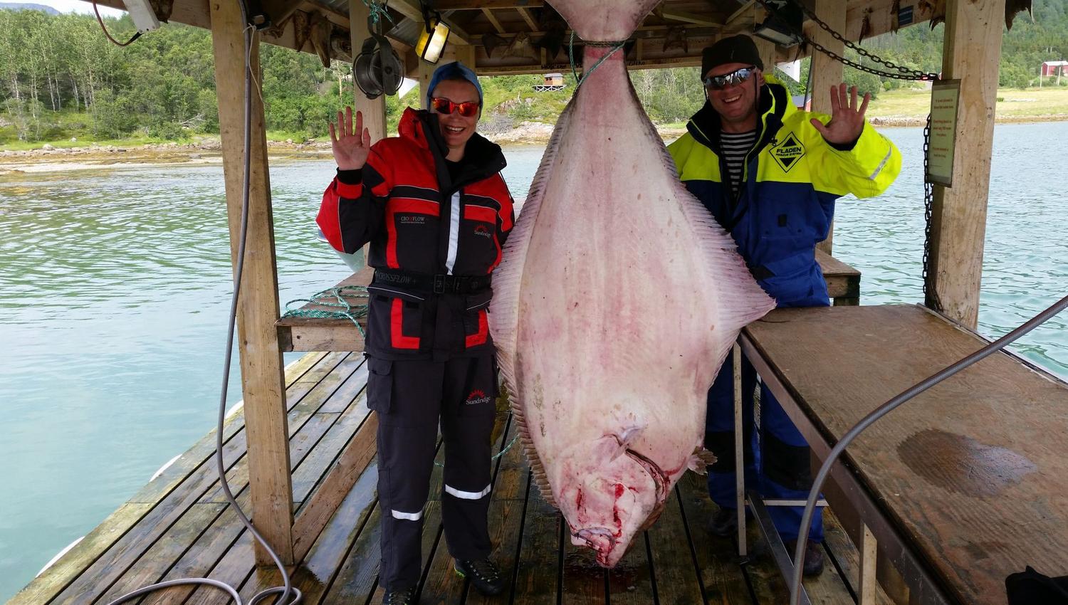 to personer står stolt ved dagens fangst