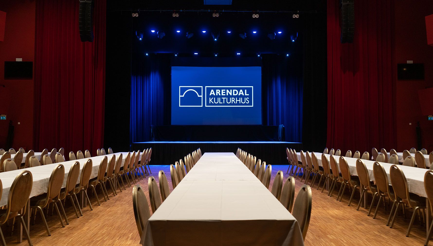 teatersal med langbord i Arendal kulturhus