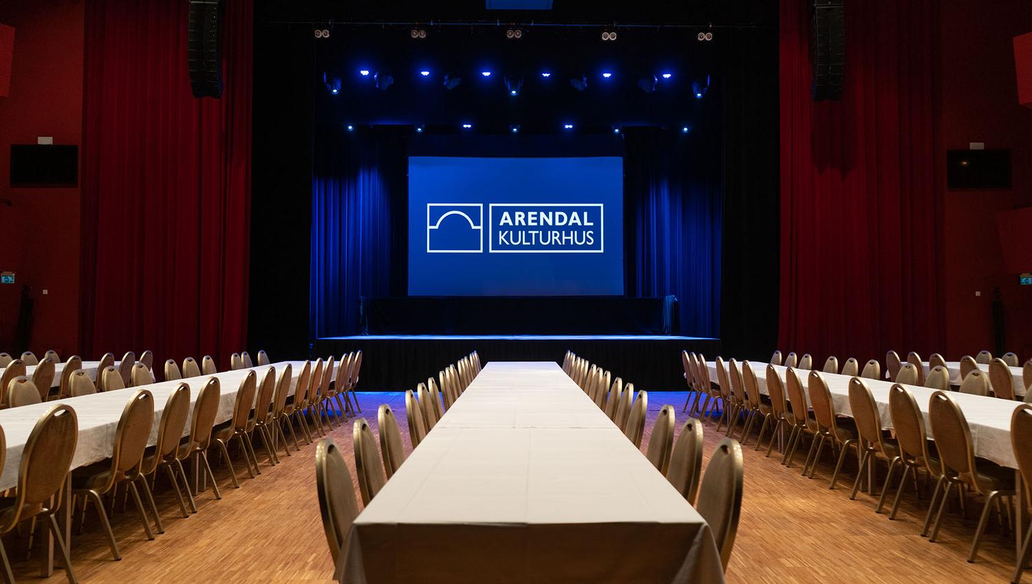 teatersal med langbord i Arendal kulturhus