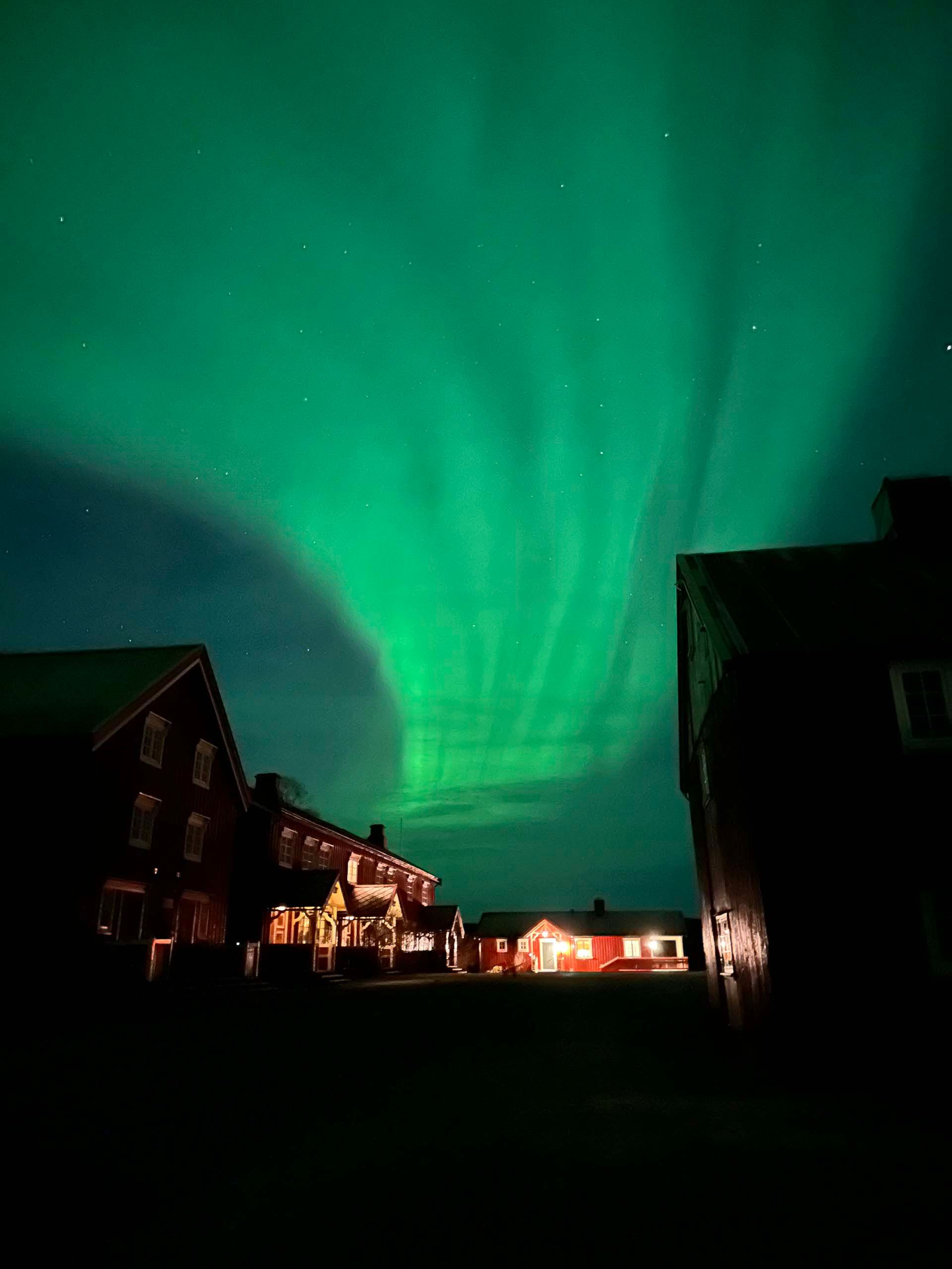 Nordlys over gården