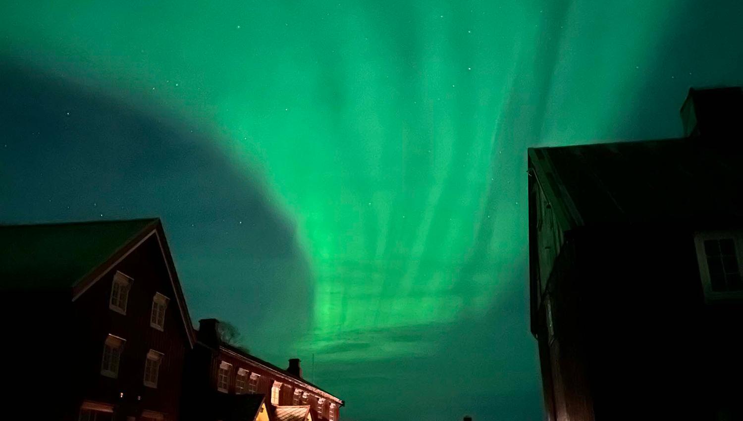 Nordlys over gården