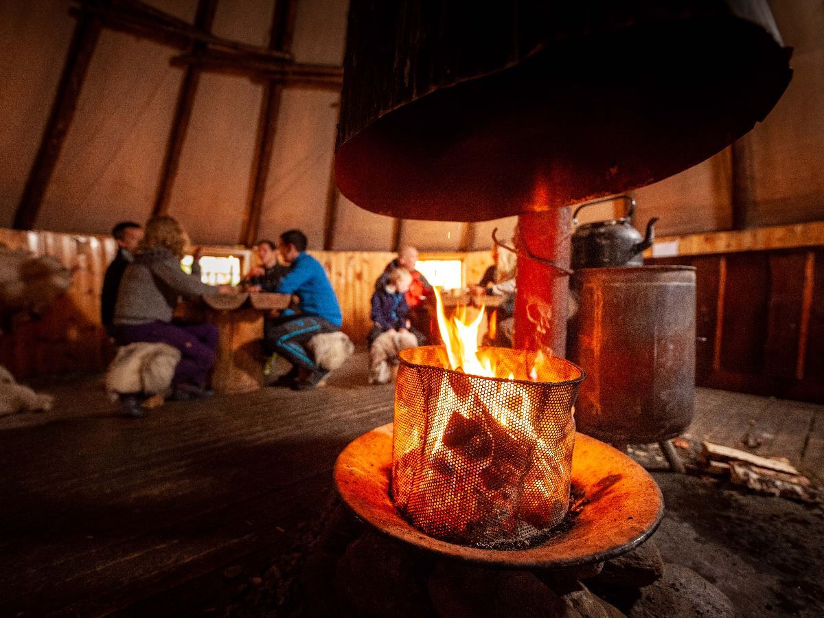 Bålplass i lavvu på Camp Tamok