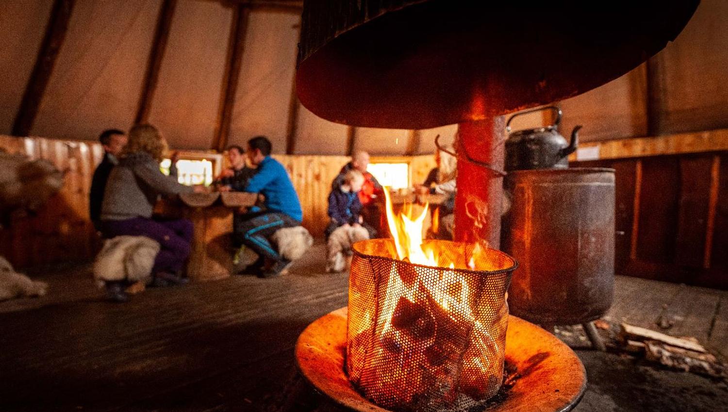 Bålplass i lavvu på Camp Tamok