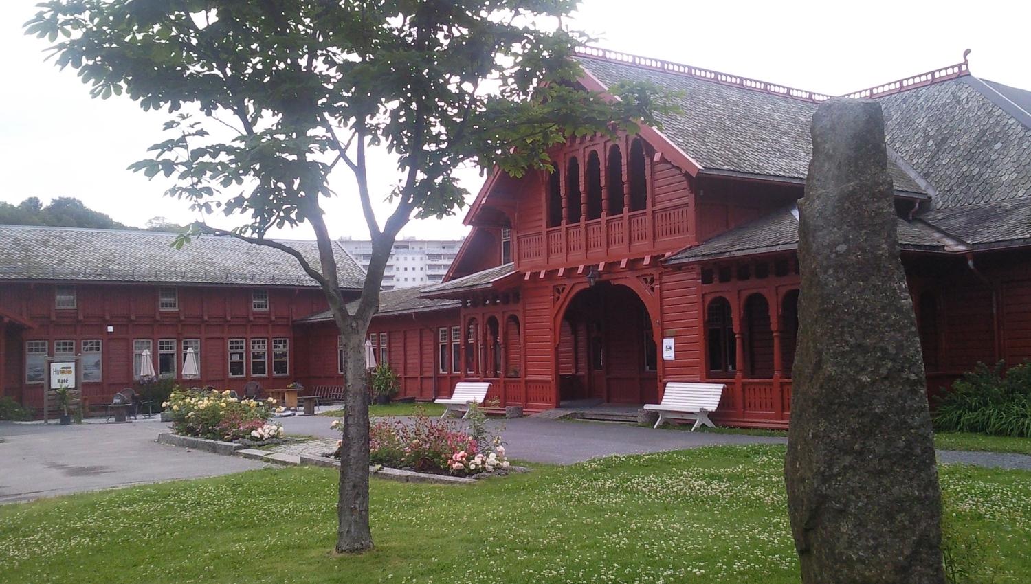 Kurbadet fasade. Rødt bygg.