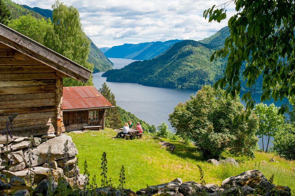 Tokke_sommer_Hamish-Moore_Ruiplassen-med-utsikt_1000x665