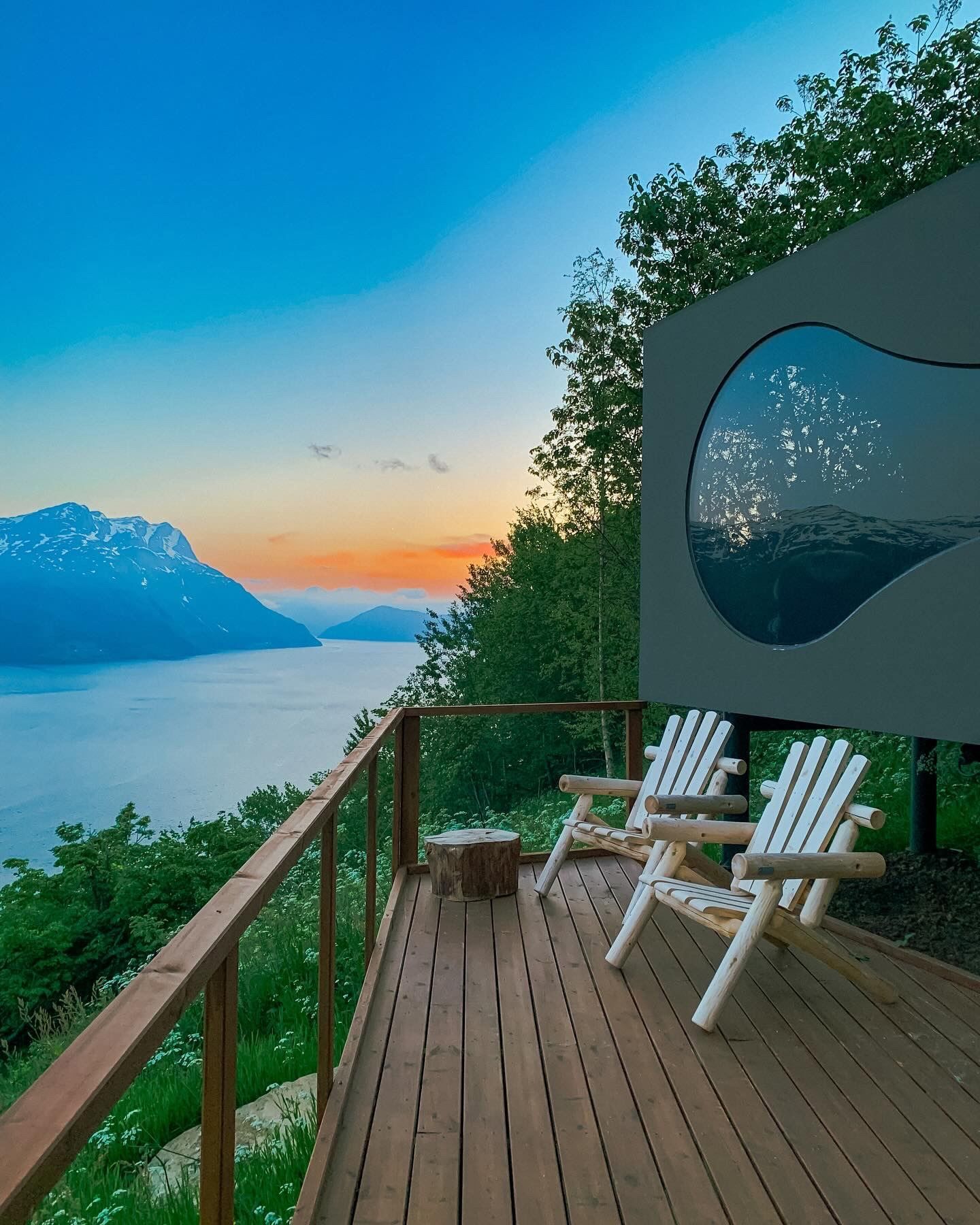 Stunning panoramic view from the Birdbox cabin at Skaara Living on Lotsberg in Nordfjord, surrounded by mountains and fjord landscape.