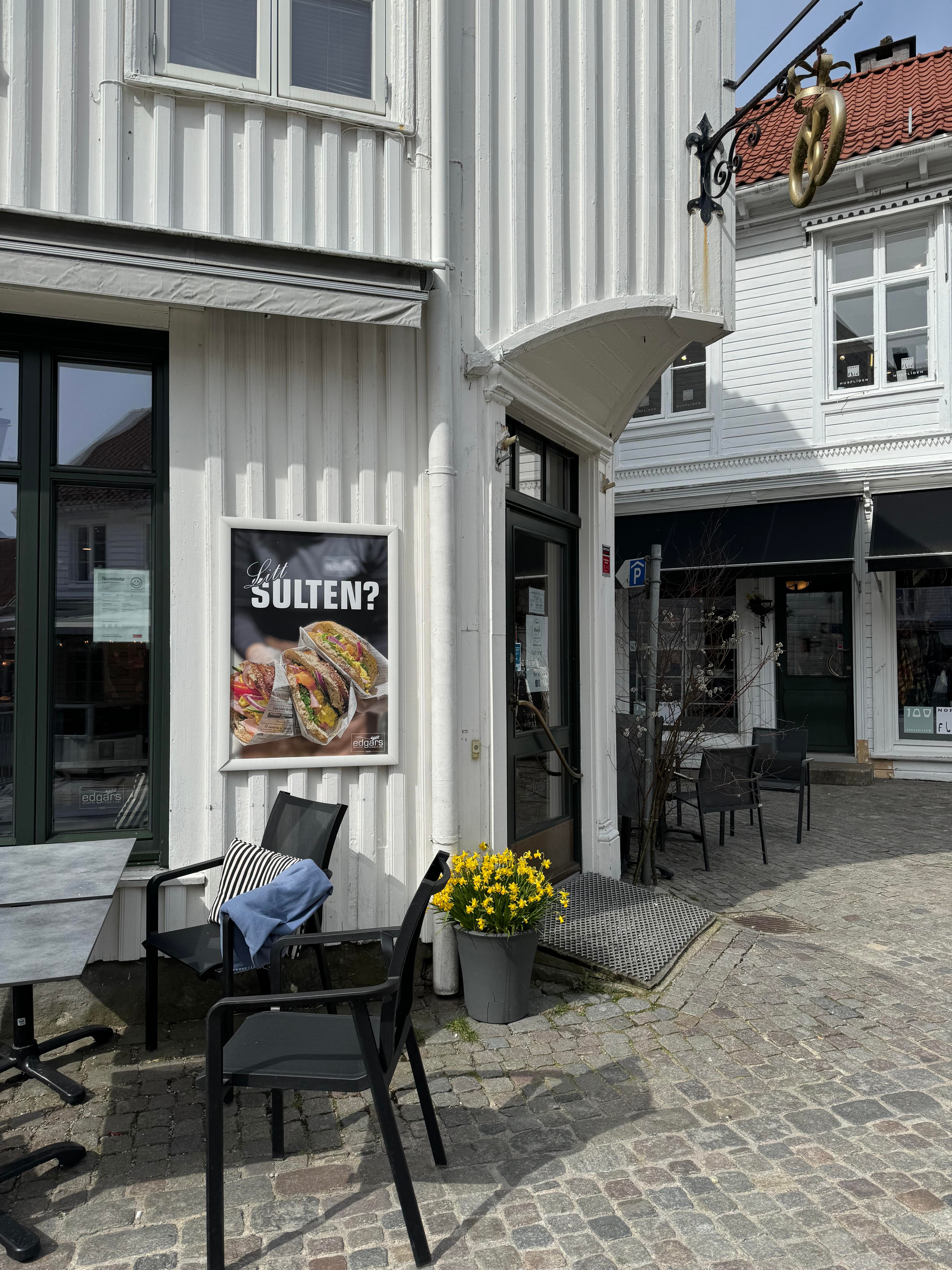 Facade of Edgars Bakery in the pedestrian street in Mandal, with outdoor seating.