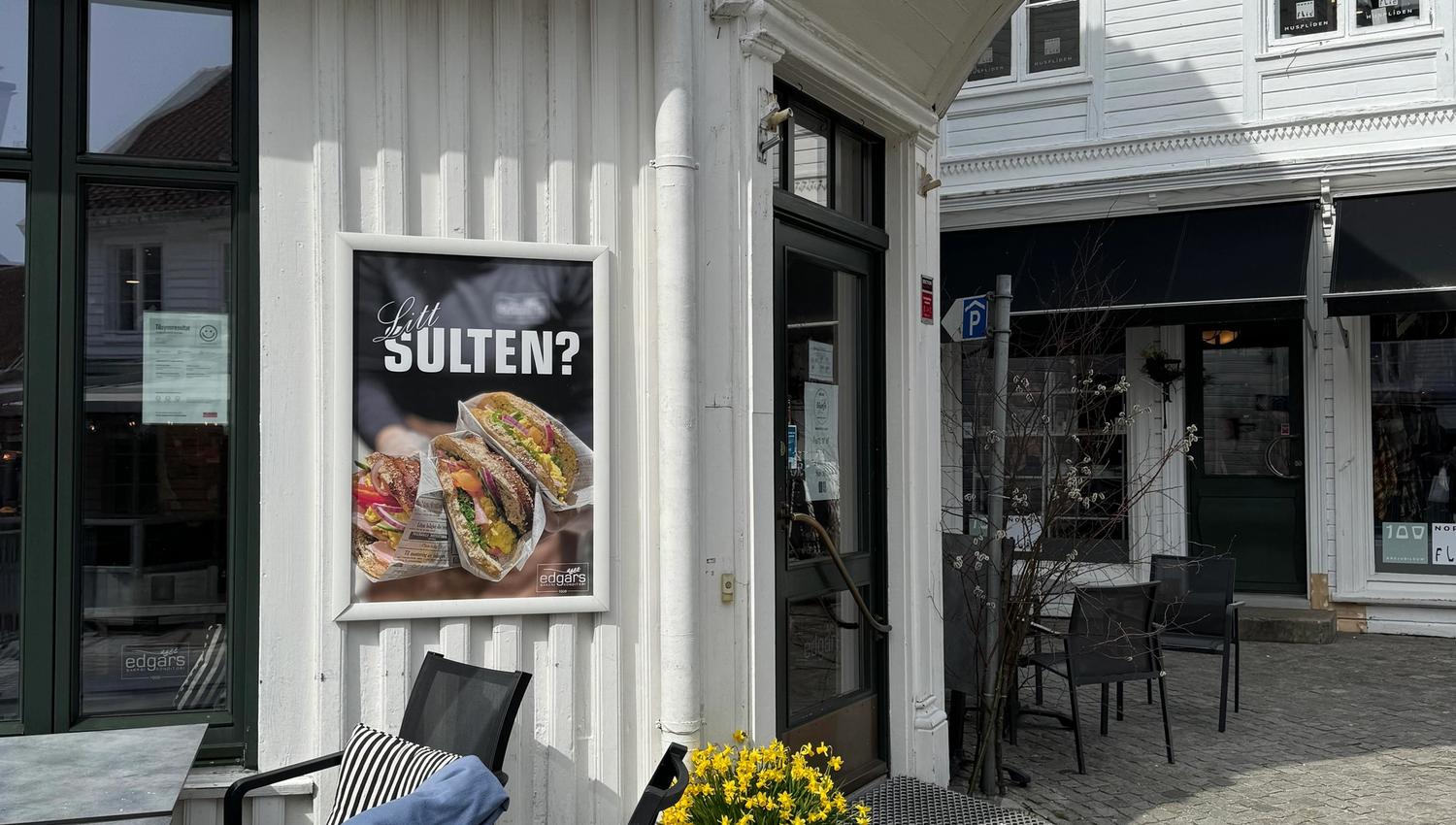 Facade of Edgars Bakery in the pedestrian street in Mandal, with outdoor seating.