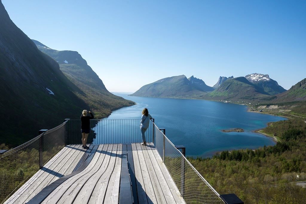 Besøkende nyter utsikten fra utsiktsplattformen i Bergsbotn over Bergsfjorden