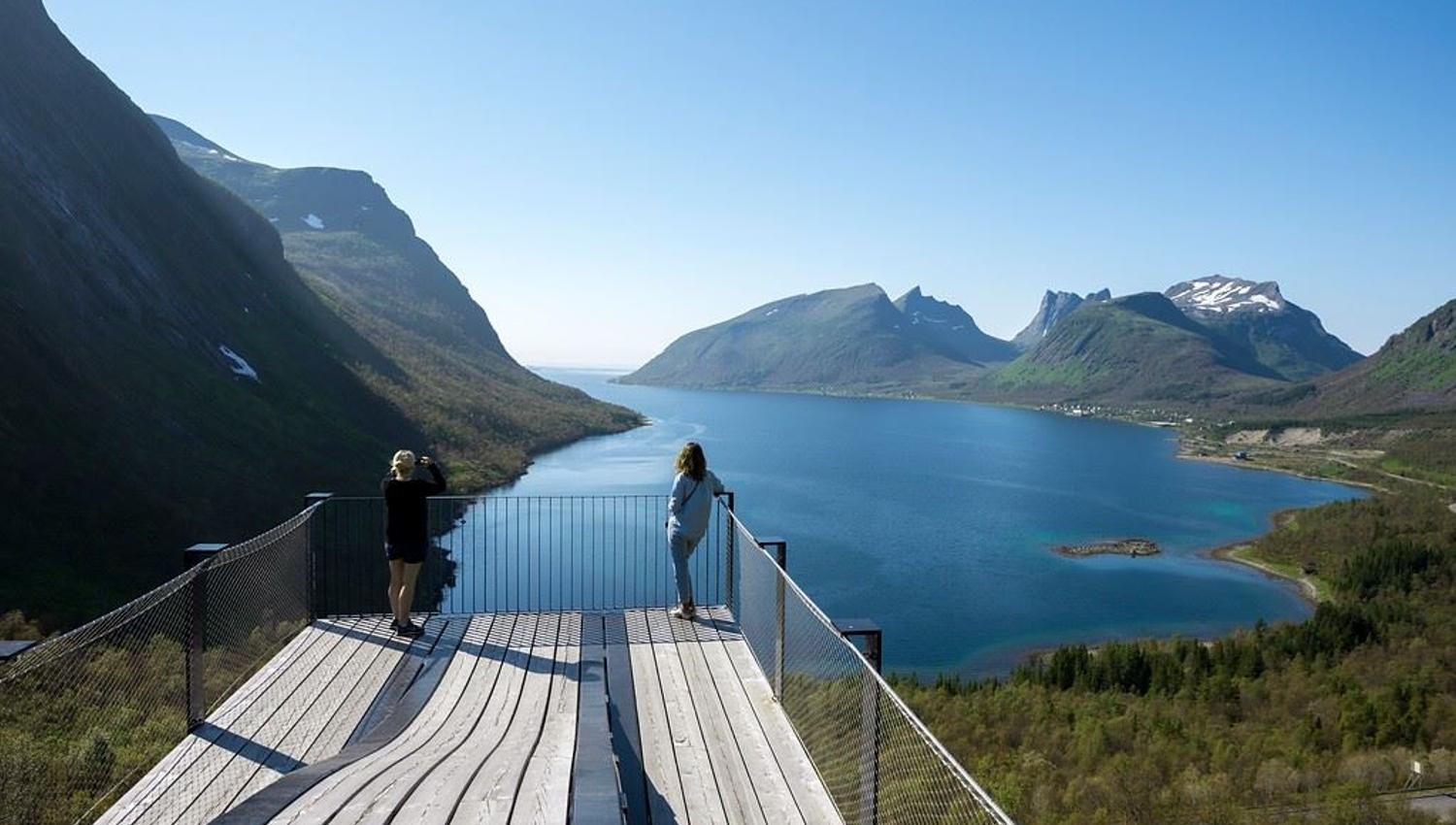 Besøkende nyter utsikten fra utsiktsplattformen i Bergsbotn over Bergsfjorden