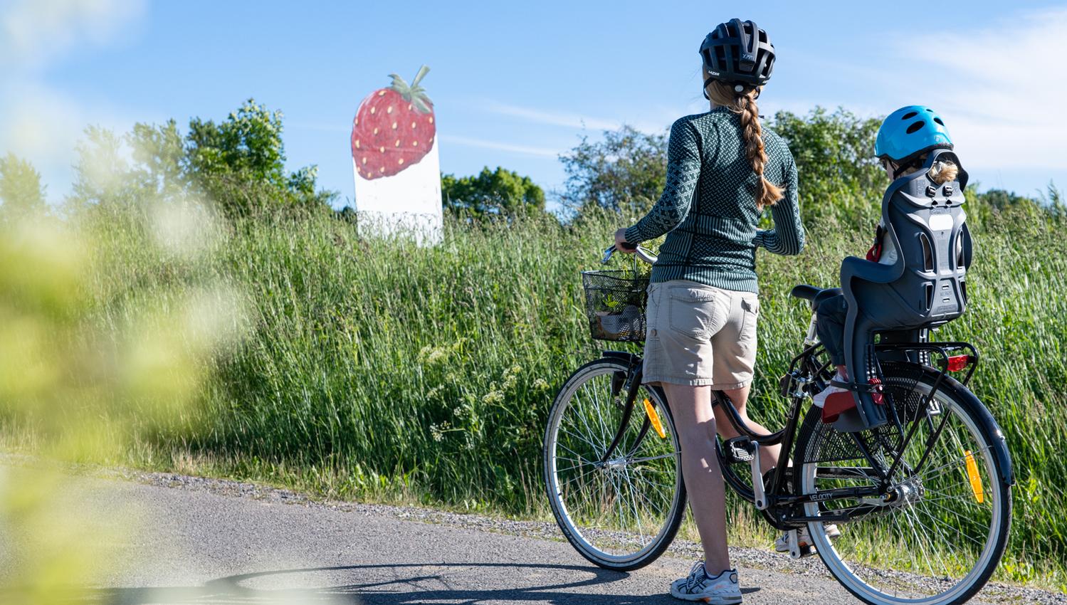Mor og datter på sykkeltur mellom Ås og Drøbak